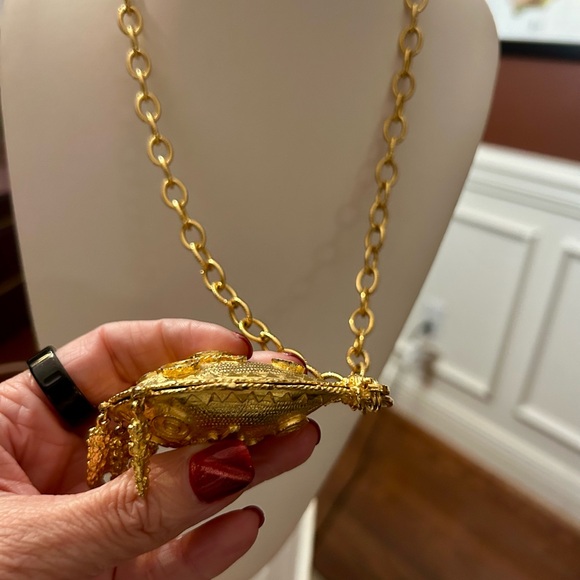 Elegant Etruscan Style Gold Pendant Necklace - Picture 3 of 5